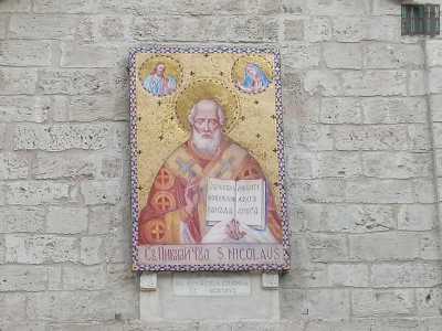 Raffigur� poi San Nicola svariate volte, anche nei �bizantineggianti� mosaici sulla facciata della Chiesa Russa...